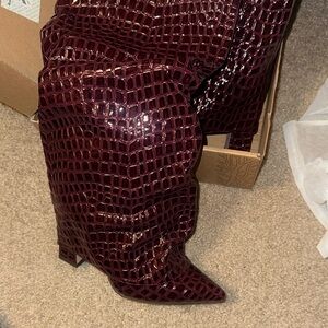 Elegant Burgundy Croc-Embossed Heeled Boots